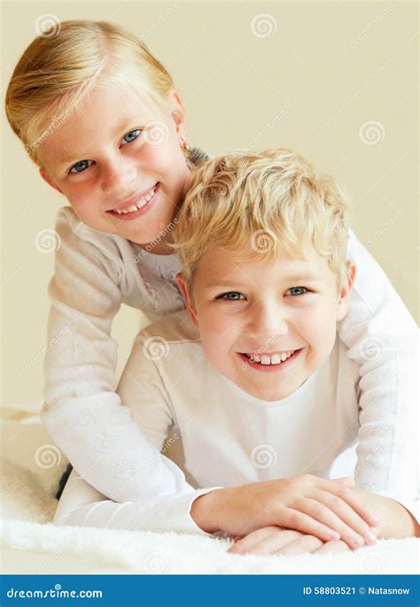 Fratello Piccolo E Sorella Insieme Per Sempre Immagine Stock Immagine Di Amicizia Ragazzo