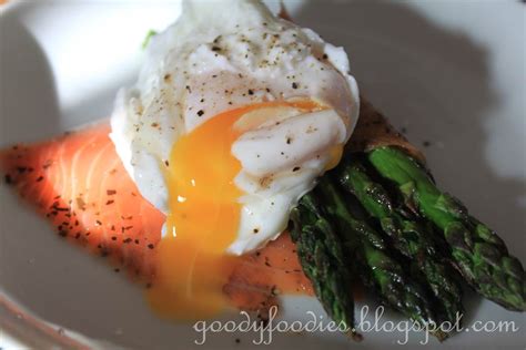 Sweet or savory for brunch? GoodyFoodies: Recipe: Poached egg with smoked salmon and ...