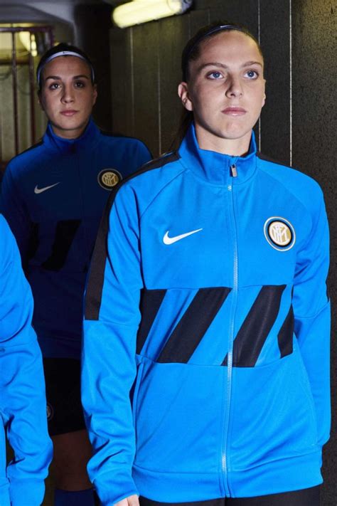 Sul retro della maglia dovrebbe trovare spazio il nuovo sponsor lenovo, mentre non è. Nuova maglia Inter, presentata la divisa per la stagione ...