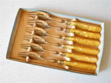 Size differences the sizes of the two forks can vary slightly, but in many cases the salad and dessert fork are the same size. Antique French forks, set of 6 dessert forks, French ...