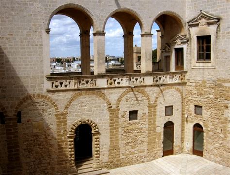 Detiene e coltiva sostanza stupefacente senza autorizzazione, arrestato. Mesagne: Castello Normanno Svevo