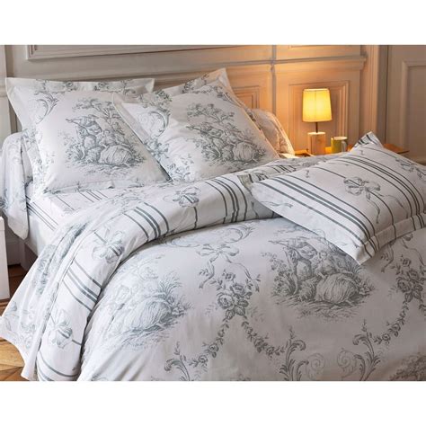 The new toile de jouy bedlinen range by the lyndon company is a timeless classic that just never dates because of the beautiful chintz printed with a simply stunning pastoral design. Taies façon toile de Jouy BECQUET | Luxury bedding, Home