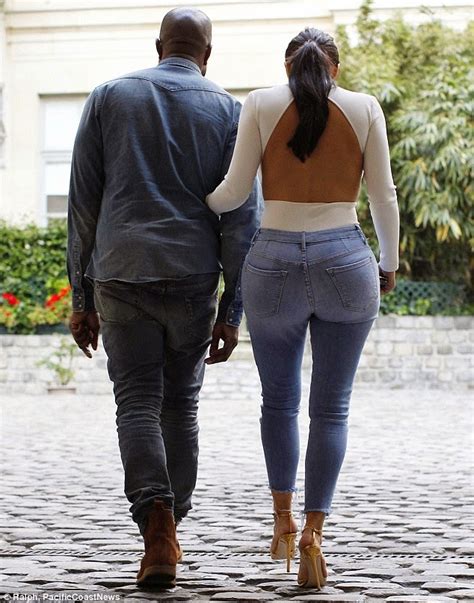 Photos Kim Kardashian Shows Her Incredible Figure In Tight Jeans Dailycelebz