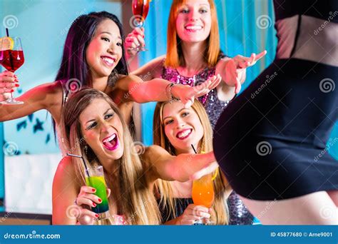 Betrunkene Frauen Mit Fantastischen Cocktails Im Striptease Club