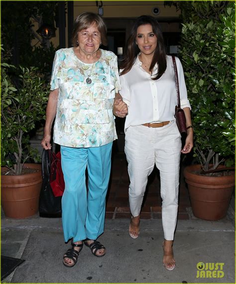 Photo Eva Longoria Steps Out For Dinner With Mom Ella 05 Photo