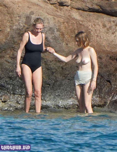 Maya Hawke Babe Of Actors Uma Thurman And Ethan Hawke Goes Topless On The Beach On Thothub