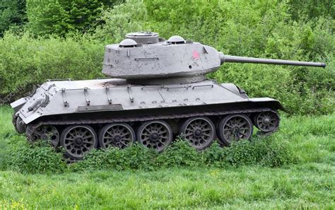 Tanque Soviético T 34 De La Segunda Guerra Mundial Eslovaquia 2023