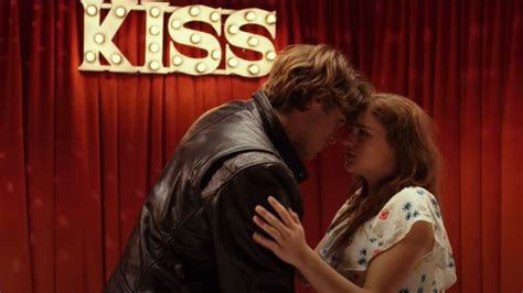 Het is de zomer voordat elle naar de universiteit vertrekt. The Kissing Booth 3 was secretly filmed. Here's what we ...