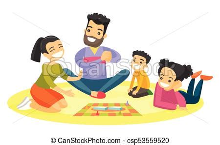 Un juego de mesa en familia sencillo pero muy entretenido. Una joven familia blanca caucásica jugando al juego de ...