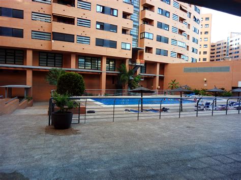 Piso de 75m2 en pau i, junto a plaza juan pablo ii, en residencial nuevo parque.la vivienda se divide en cocina con galería, salón con gran balcón y vistas a la piscina, 2 dormitorios y 2 baños, uno de ellos en suite. Piso en venta en Alicante