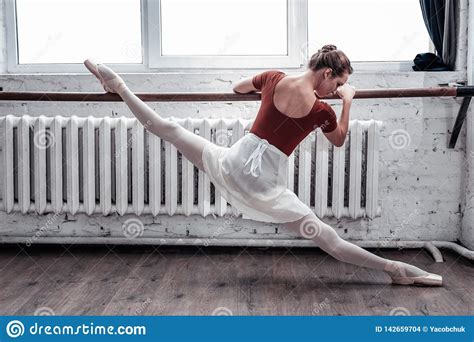 Bailarina Atractiva Agradable Que Hace Las Fracturas En El Aire Foto De