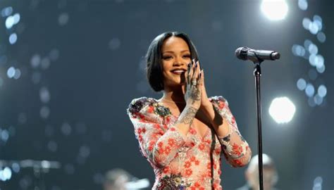 Watch Rihanna Embraces The Fans In New Video