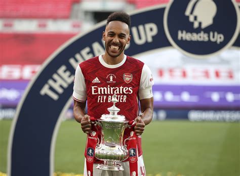 pierre emerick aubameyang s new contract solves a problem for arsenal
