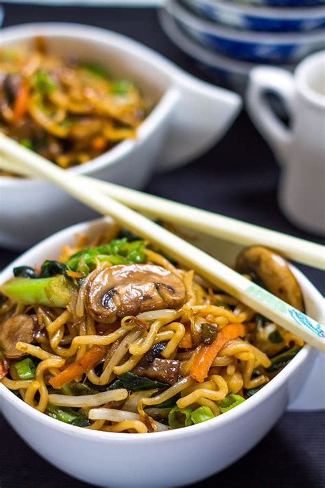 These traditional northern style chinese gravy noodles are comfort food in the truest sense. Perfect Chinese Noodles {Lo Mein} | Erren's Kitchen