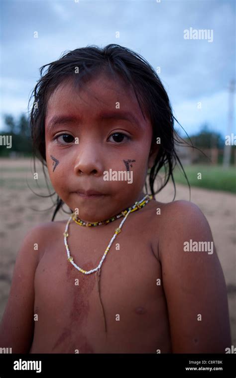 Portrait Xingu Indian Girls In Fotos Und Bildmaterial In Hoher