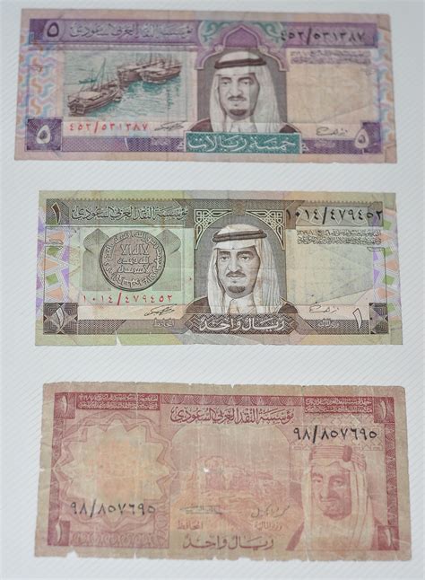 You can also convert all major currencies online. minat_duit: arab saudi bank note five riyal and two riyal