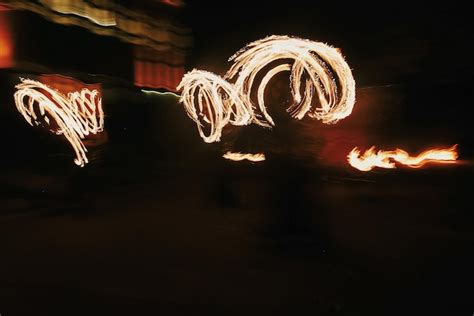 increíble espectáculo de fuego por la noche en el festival o en la fiesta de bodas los