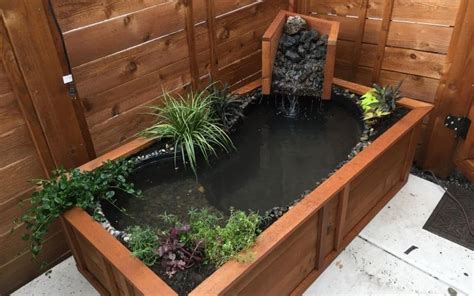 I have dreams of recreating this pond with an ornate clawfoot tub, but in the meantime, we used a standard metal tub. How to Turn Old Bathtub into a Natural-Looking Pond | Ogród
