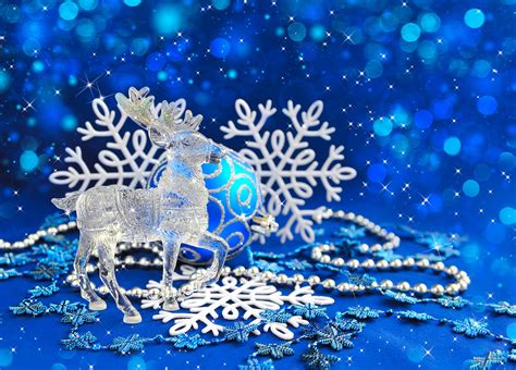 Crystal Blue And White Christmas Ornaments 4k Ultra Hd Wallpaper