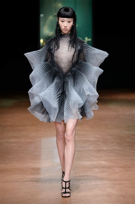 Paris Couture Fashion Week 23 Outrageous Looks From The Show