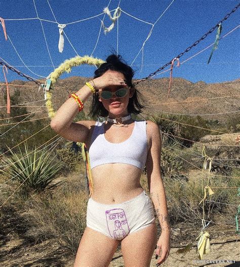 Teen Celebrity Noah Cyrus Sexy Underwear Selfie Photos
