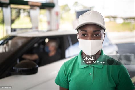 Potret Petugas Spbu Wanita Dengan Masker Wajah Di Tempat Kerja Foto