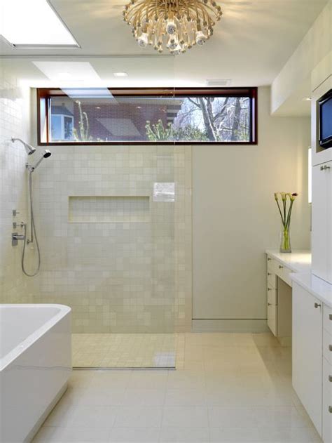 Wie findet man das richtige badezimmerfenster fensternorm. from houzz.com | Dusche fenster, Badezimmer ohne fenster ...