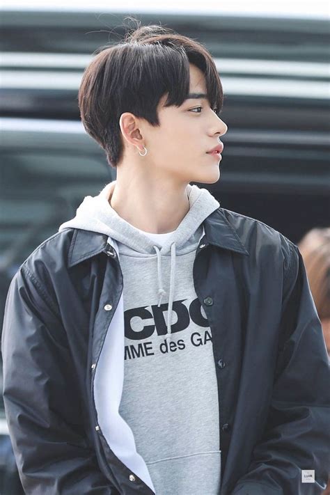 Lucas is not wearing any clothes !!! #wattpad #fanfiction JungWoo es sordomudo y Lucas lo odia ...