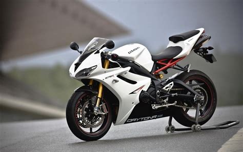 Triumph daytona mileage the bike offers the descent mileage of about 20 kmpl in city limits and in highways it gives 23 kmpl. Top 8 600cc bikes in India with on road price