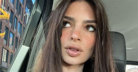 Emily Ratajkowski Pose Entièrement Nue Dans Son Lit Avec Un Invité Surprise Une Photo étrange