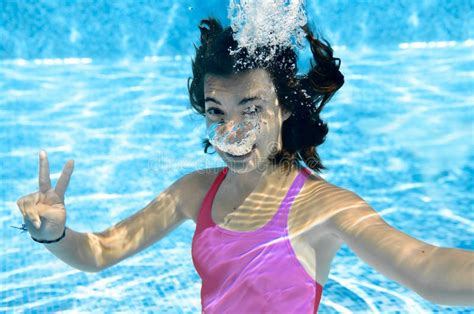 Kind Schwimmt Im Unterwasser Pool Glückliches Aktives Mädchen Taucht Und Hat Spaß Unter Wasser
