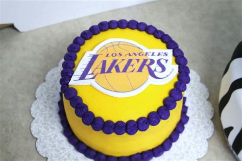 La Lakers Cake Whole Foods Or Coldstone Custom Cakes Basketball Cake Cake Designs Cake