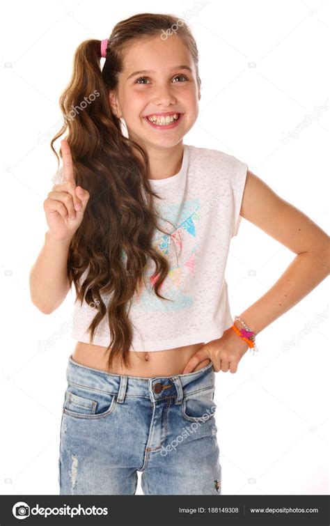 Portrait Dune Adolescente Joyeuse Mince Lenfant Pose Avec Élégance Fait Image Libre De Droit