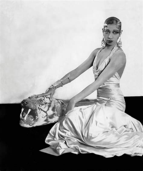 This biography provides detailed information about her childhood, life, career and timeline. Josephine Baker fotka