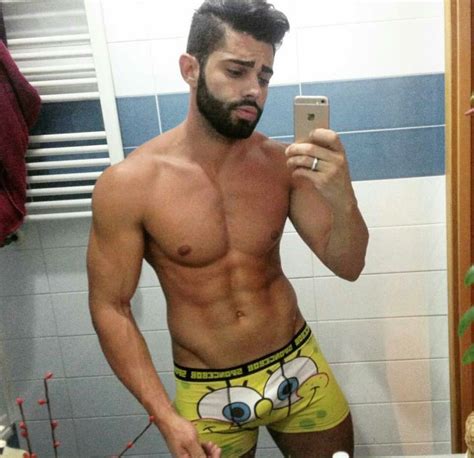 Hombre musculoso en pantalones cortos blancos mirando hacia abajo. martin martinez ar Twitter: "#Selfie #Boxer #Bulge # ...