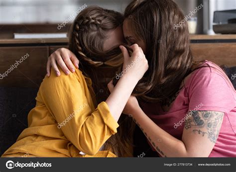 Duas Lésbicas Cobrindo Rostos Com Cabelo Enquanto Abraçando Beijando Sala Fotos Imagens De