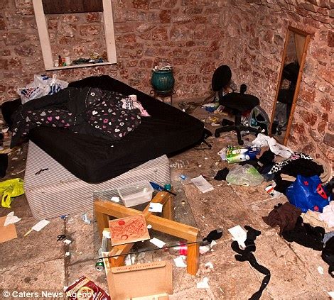 Inside The Mansion Of Squalor Pictures Show How M House Was Left In