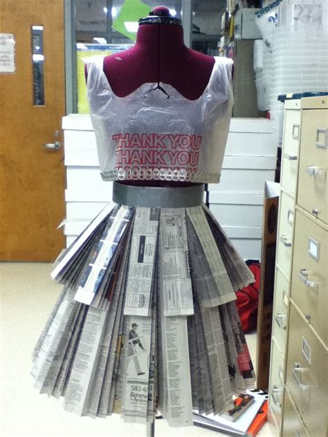 Newspaper Skirt And Plastic Bag Tank Top Idées De Mode Mode Recyclée