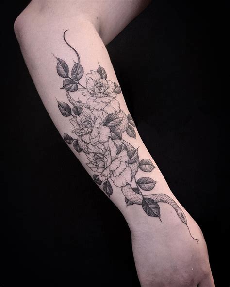 Aesthetic female line art poster woman line drawing flower | etsy. 50+ Snake Tattoos for Women | Tatuajes discretos, Tatuajes ...