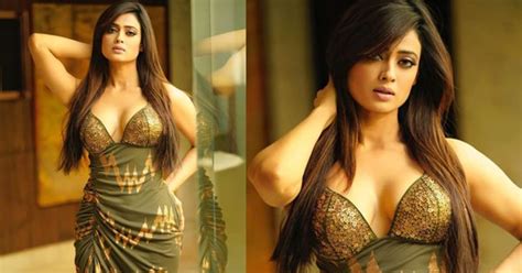 Shweta Tiwari Strikes A Sexy Pose Flaunts Her Toned Abs Check Pictures