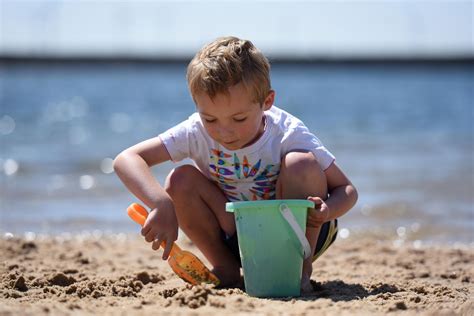 Huge Crowds Flock To Yorkshire S Secret Beach On Hottest Day Of The Year Leeds Live