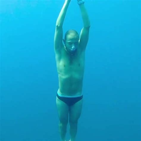 Breatholding Barefaced Underwater In Bulging Speedos Video Thisvid Com