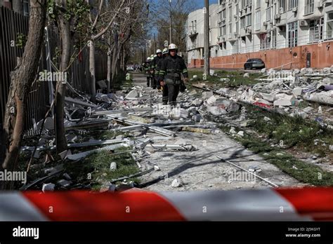 Odesa Ukraine 24 April 2022 Feuerwehrleute Befassen Sich Mit Den Folgen Eines Russischen