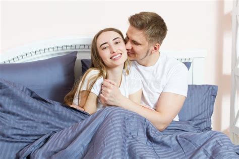 O Homem Novo Beija Sua Amiga Na Cama Na Manh No Quarto Par Feliz Novo