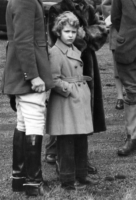 Prinzessin elizabeth (r.) und ihre jüngere schwester prinzessin margaret. Pin von Goldstein auf Prince Charles and princess Anne ...