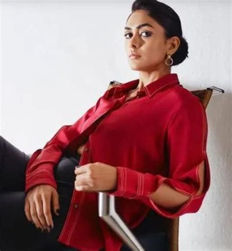 Mrunal Thakurs Epic Reply To Trolls Who Body Shamed Her In Workout Post Catch Details The Youth