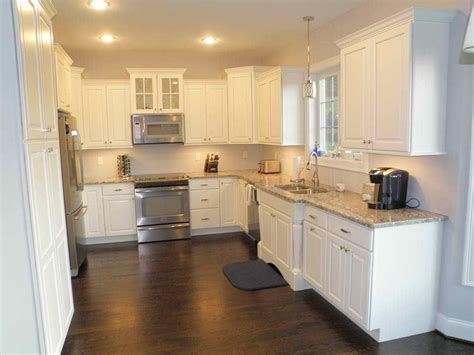 Kitchen cabinets in rich, dark brown wood tones can give any kitchen an upscale feel. Kitchen Cabinet Outlet Near Me (Dengan gambar)