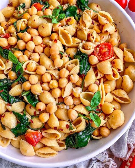 20 Min Spicy Olive Oil And Garlic Shell Pasta With Chickpeas An Easy