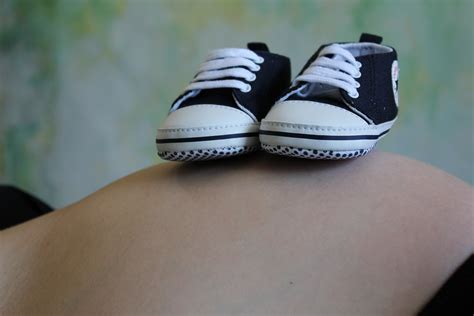 無料画像 ハンド 靴 白 写真 脚 腕 妊娠 人体 手 スニーカー 履物 ケベック州 親 来る赤ちゃん 期待する アウトドアシューズ 身に着けて