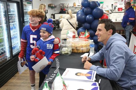 Fans Turn Out In Droves To See Nj Hometown Hero Giants Qb Tommy Devito